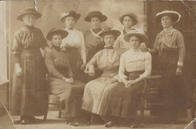 groep eerste zittend van links maria Smeets