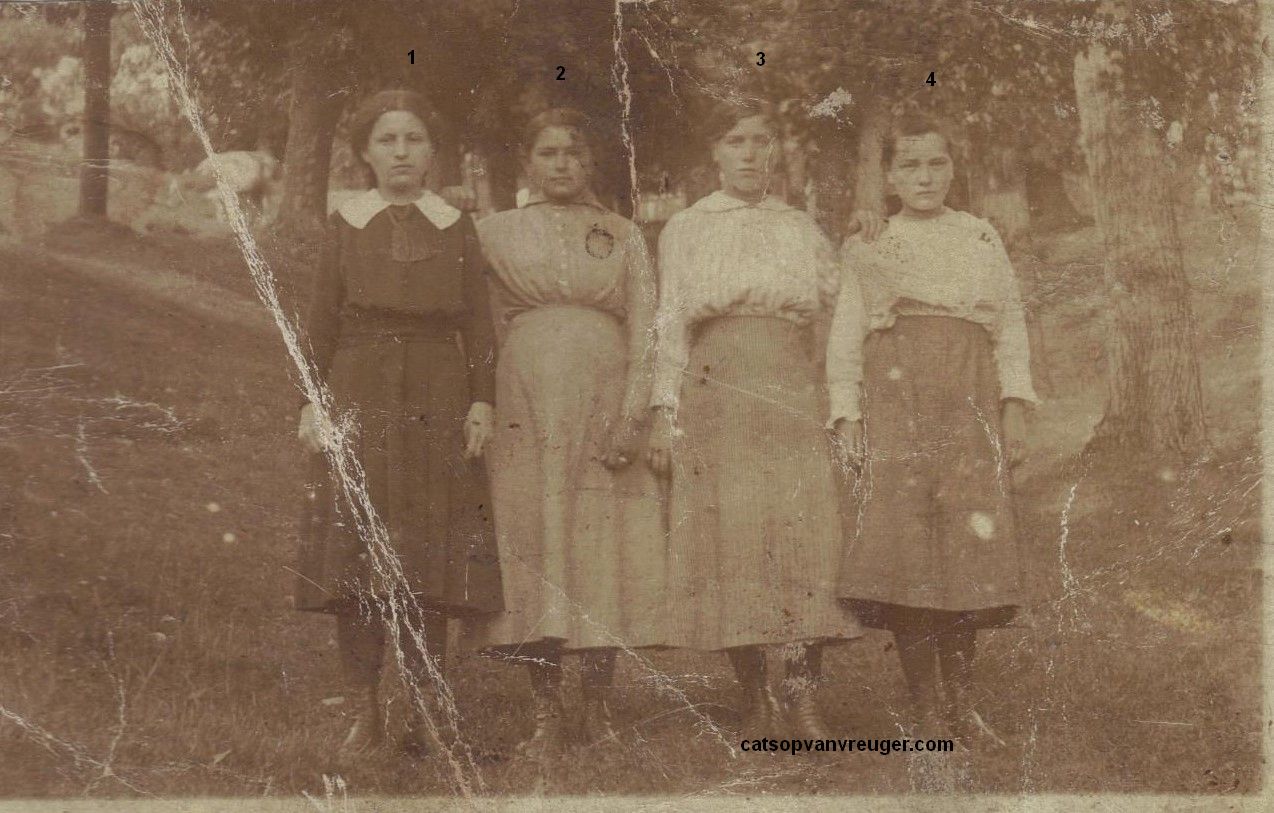 A. Penders, Mina Smeets, Fine Lenaerts en Marie Jossart (Belg. Vluchtelinge 1